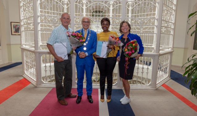 Met de burgemeester op de foto, de nieuwe Nederlanders de heer Urwin , mevrouw Magambo en mevrouw Stevens. | Foto Wil van Elk