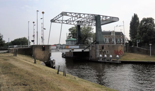 De Spanjaardsbrug, die de Lage Rijndijk in Leiden verbindt met de Zijldijk in Leiderdorp.