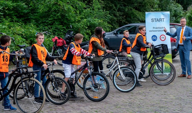 Wethouder Willem Joosten geeft het startsein voor het praktisch verkeersexamen.