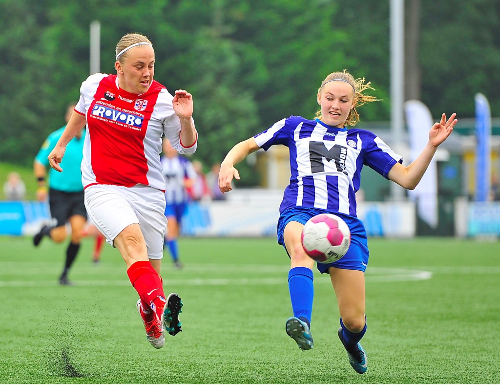 Bianca van der Meer op snelheid krijgt in begin tweede helft de kans de aansluitingstreffer te scoren echter sluitpost Lisette Snel greep voor de doellijn in.