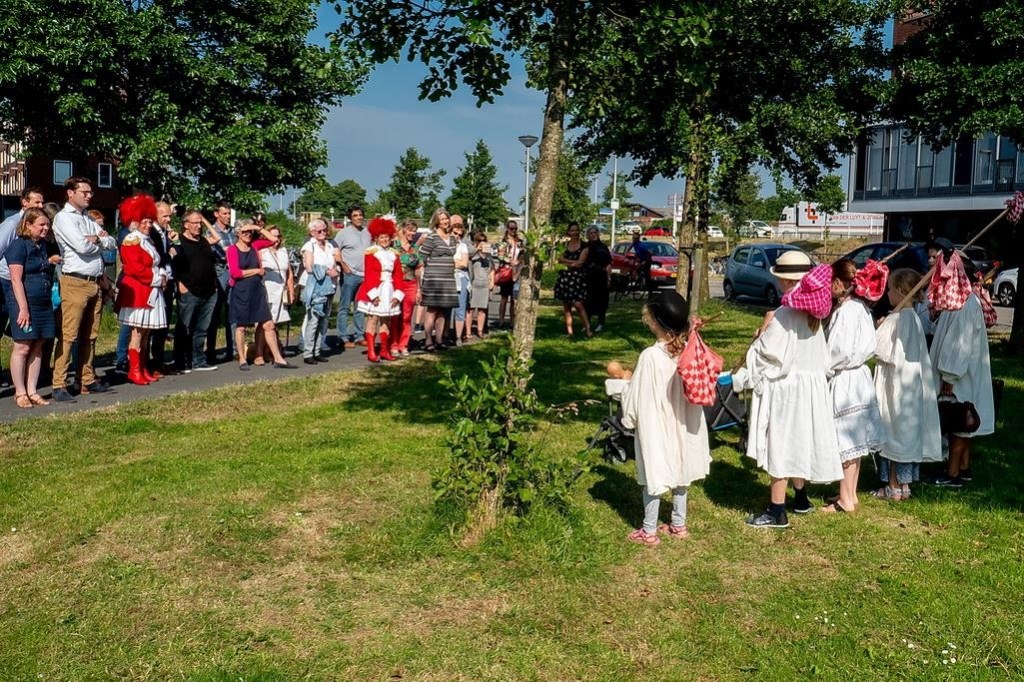 De wandelaars worden verrast met een optreden van de jonge toneelspelers van Theaterplaats