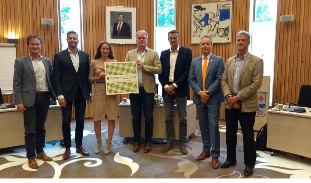 Enkele wethouders ontvangen de nominatie uit handen van Heleen Groot, directeur van Aan de Slag. | Foto: pr.
