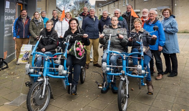 Aanbieding van tweede duofiets door wethouder Angelique Beekhuizen aan Fietsmaatjes op 23 november 2017. | Archieffoto Wim Schellekens