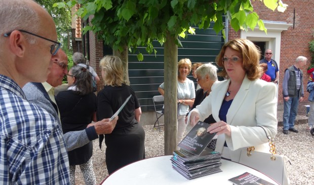 Burgemeester Carla Breuer deelt de eerste honderd routeboekjes gratis uit. | Foto: pr.