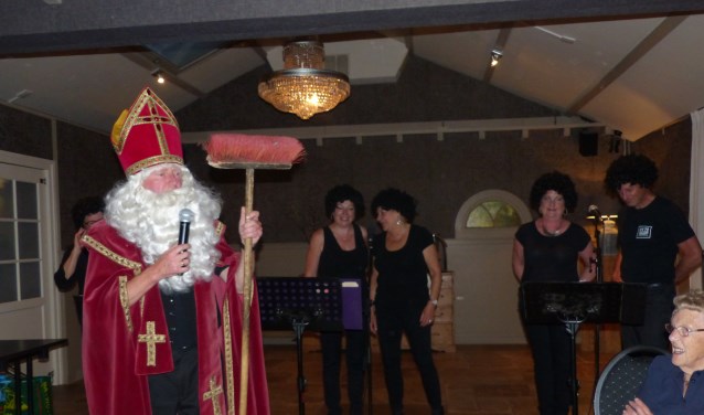 Ook Sinterklaas, de glansrol van Chris Tetteroo, is aanwezig bij de laatste feestavond van bewonerscommissie De Kern. | Foto: pr.