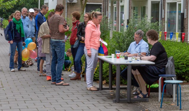 Uiteindelijk was de rij dir liep tot aan het kruispunt opgelost. | Foto Wil van Elk