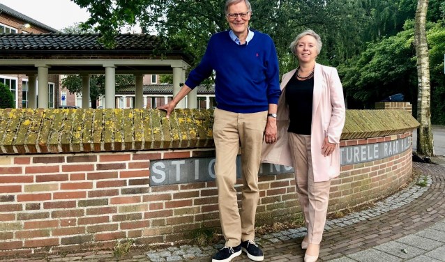 Hans Lommerse en Karin Peters bij het bekende muurtje in Hillegom van de Stichting Kulturele Raad op de hoek van de Pr Irenelaan en de Mariastraat. | Foto: Caroline Spaans