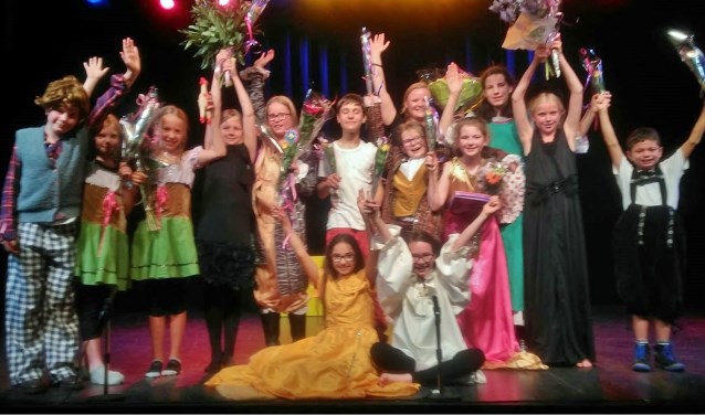 Claire, Fien, Finette, Hanna, Ineke, Josephine, Lisa, Madelief D, Madelief G, Sarah, Tom, Xaime en Zena waren top. Samen met docente Susanne de Rooij namen zij een ovationeel applaus in ontvangst. | Foto PR