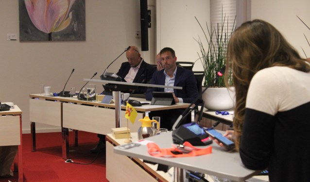 Raadslid Lena Budko (GroenLinks) vuurt vragen af op wethouder Brekelmans, die gelaten toekijkt. | Foto: Nico Kuyt