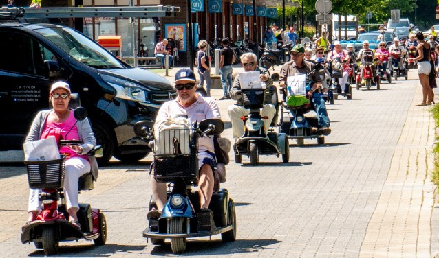 De middag was gereserveerd voor een scootmobieltocht door en om Leiderdorp. | Foto: J.P. Kranenburg