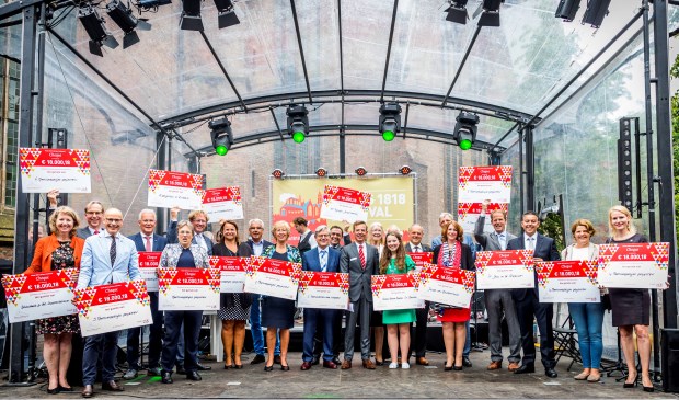 Burgemeester Carla Breuer neemt samen met achttien andere burgemeesters de cheques in ontvangst tijdens het festival. | Foto: pr.
