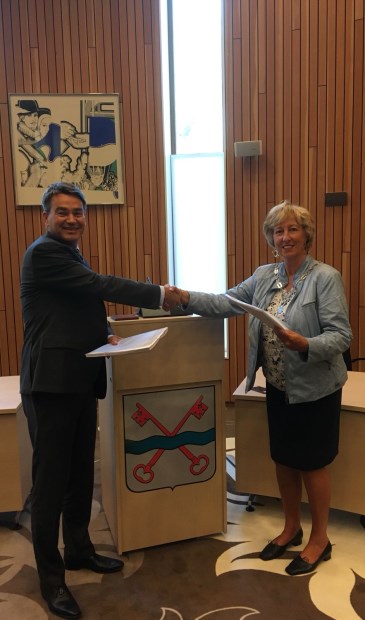 Een handdruk na de ondertekening van de exploitatieovereenkomst.