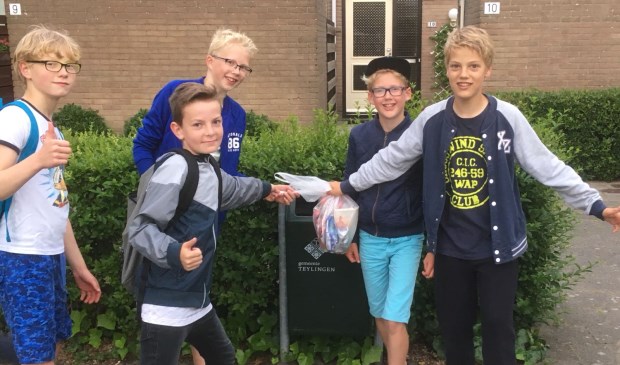 Hidde (8), Ben (8), Kilian (8), Jorrick (6), Twan (8) ruimen afval op tijdens de Avondvierdaagse. | Foto: pr.