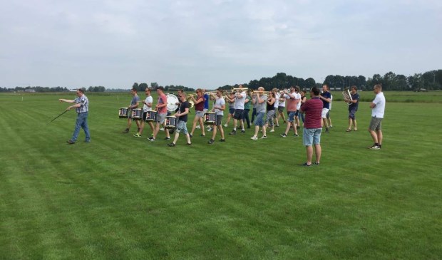 De drumfanfare van St. Cecilia oefent op het veld bij de kampeerhoeve in Noorden. | Foto: pr.