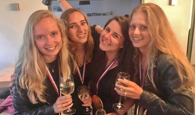 Dames 1 van de Oegstgeester Lawn Tennis Club loopt over van trots na het behalen van het kampioenschap afgelopen zondag. Ze hebben er hard voor gewerkt, en vooral de teamspirit gaf de doorslag.