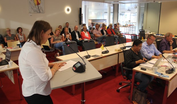 Een woordvoerster namens een aantal betrokken ouders spreekt de commissie toe. | Foto: Nico Kuyt