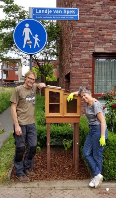 Happy Koops en Jos Ooievaar bij de nieuwe minibieb. | Foto: PR