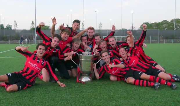 Spelers van JO19-1 vieren het kampioenschap. | Foto: pr./Peer Compeer