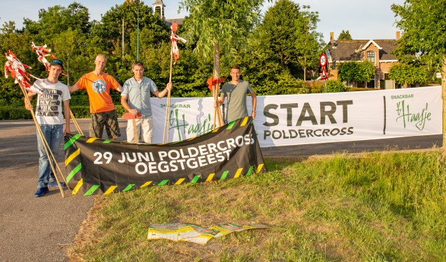 Jan-Willem Bom, Rob Heemskerk, Aad van der Burg en Rick Heemskerk op de plek waar de Poldercross dit jaar zal starten. | Foto Wil van Elk