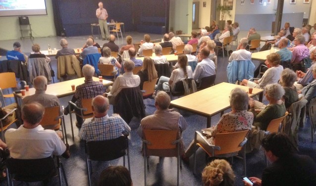 Ongeveer honderd belangstellenden kwamen om te luisteren naar de drie sprekers die vanuit hun eigen expertise ingingen op het onderwerp vliegen. | Foto PR