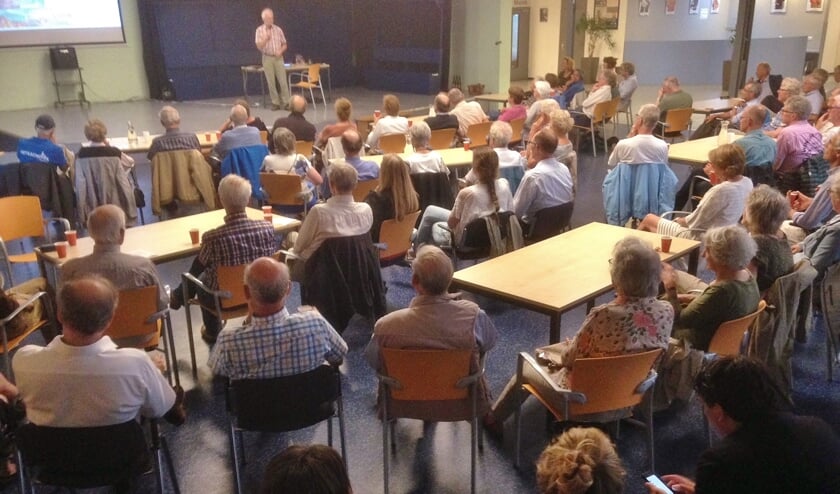 Ongeveer honderd belangstellenden kwamen om te luisteren naar de drie sprekers die vanuit hun eigen expertise ingingen op het onderwerp vliegen. | Foto PR