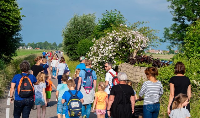 Lopers van de 5 kilometer op de fraaie Nieuweweg, die door de Boterhuispolder voert. | Foto: J.P. Kranenburg