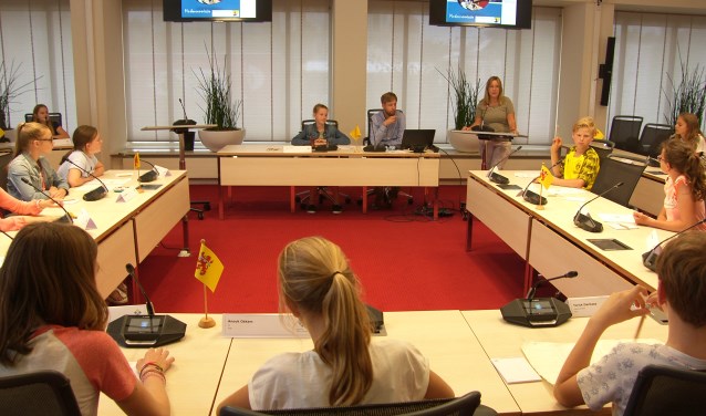 De leerlingen van de Antonius vergaderen in de raadzaal. | Foto: pr.