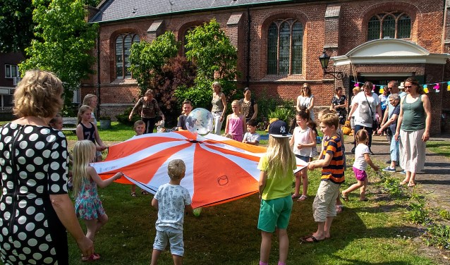 De tuin van de Dorpskerk leent zich uitstekend voor kinderactiviteiten. Archieffoto: J.P. Kranenburg
