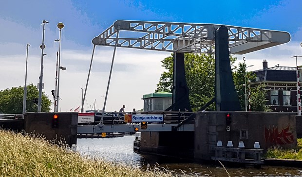Nu gaan er nog auto's over de Spanjaardsbrug, maar daar wil de gemeente Leiden een einde aan maken.