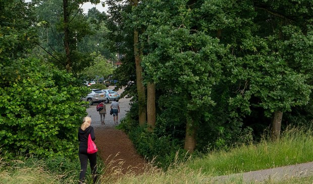 Een doorkijkje naar de parkeerplaats van De Bloemerd.