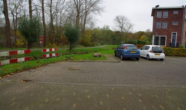Het einde van de Hugo de Vrieslaan, waar de brug moet komen. | Archieffoto Willemien Timmers