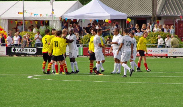 Het RTL-Sterrenteam won met 2-5 van Oegstgeest. | Foto's Willemien Timmers