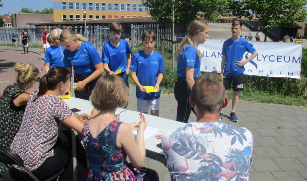 Leerlingen in actie voor de school op Sint Maarten. | Foto: pr.