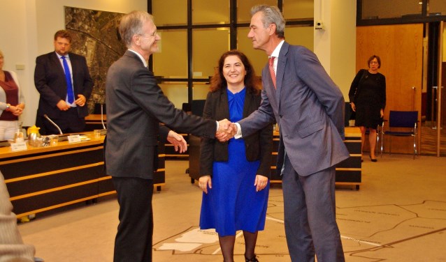 Wethouders Jan Nieuwenhuis en Matthijs Huizing feliciteren elkaar. Wethouder Huri Sahin kijkt lachend toe. | Foto Willemien Timmers