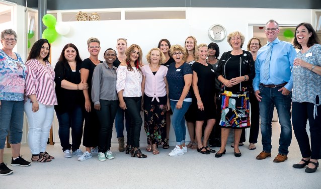 Ook burgemeester Laila Driessen (4e van rechts) bezocht de open dag van het WoonZorg Initiatief Leiderdorp. Geheel rechts staan eigenaar Feiko Abma en verpleegkundige Annemarie de Vries. | Foto: J.P. Kranenburg