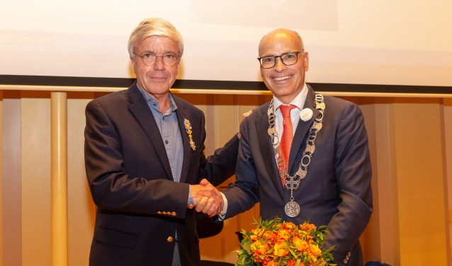 Burgemeester Emile Jaensch feliciteert Cees Brenkman met zijn Koninklijke Onderscheiding. | Foto Wil van Elk