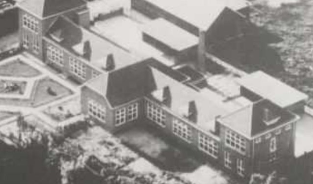 Een luchtfoto van de school, gemaakt na de bouw in 1930.