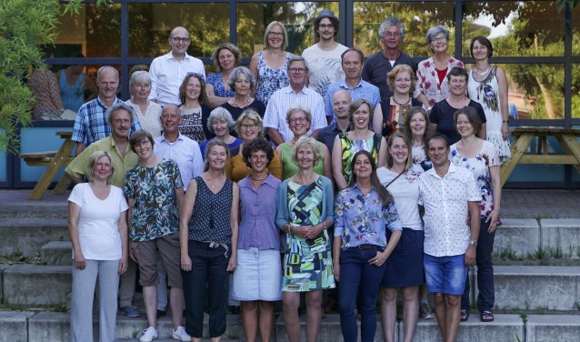 De dertig nieuwe natuurgidsen samen met Yuri Matteman van Naturalis en Astrid Bijster van IVN-Cursushuis. | Foto: Jan Hendrik Labots