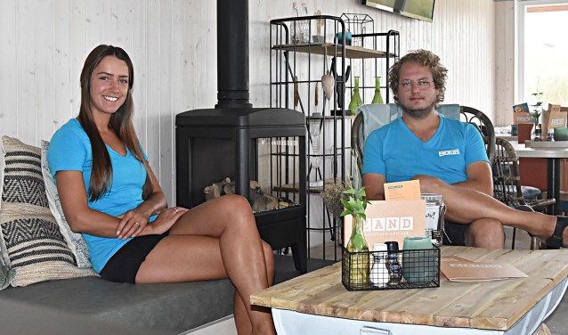 Dirk en Ilona Schipper in hun nieuwe paviljoen ZAND.