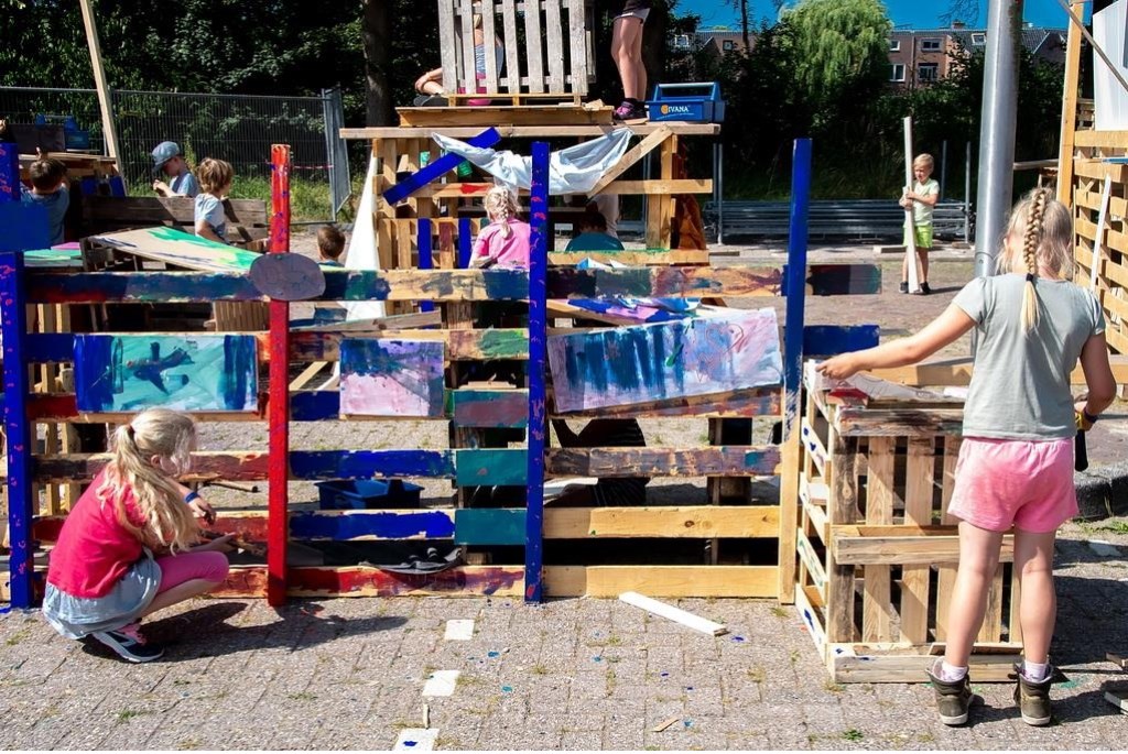 De laatste hand wordt gelegd aan een fraaie hut.