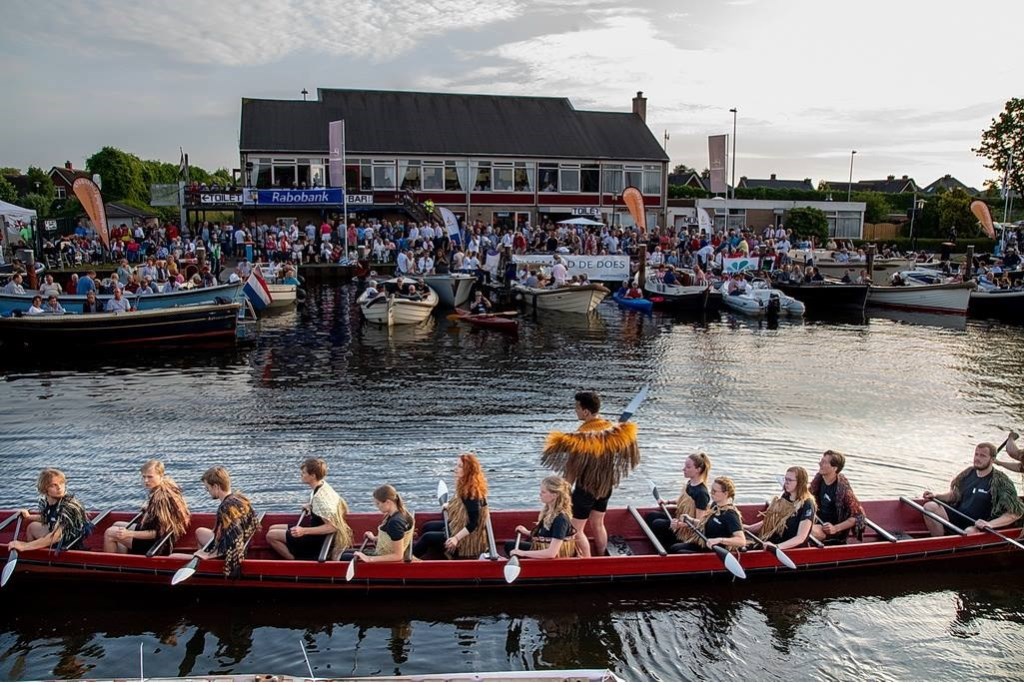 De Waka groep arriveert in een Maori-kano (waka).
