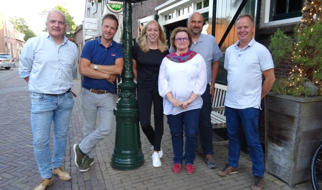 Het bestuur van de Vrienden. V.l.n.r. Herbert Zilverentant, Jan Suijkerbuijk, Linda van Zijp, Hanny Zwaans, voorzitter Fried de Rave en Christ Kreugel. Op de foto ontbreekt Peter Nienhuis. | Foto: C. v.d.Laan