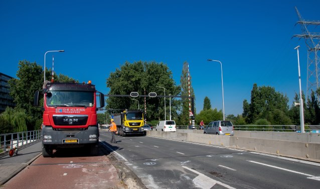 Het werk aan de Zijlbrug is in volle gang. Tot eind augustus zal het verkeer hier hinder van ondervinden.