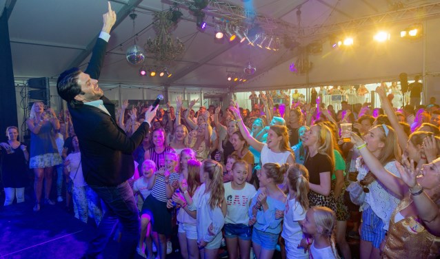 De hockeyers genoten van het optreden van Xander de Buisonje´. | Foto Wil van Elk