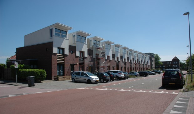 De haakse parkeerplekken (links) blijven, aan de overkant van de straat komen een aantal langsparkeerplekken in de huidige groenstrook en de fietssuggestiestroken worden formele fietsstroken zodat daarop niet meer geparkeerd mag worden.