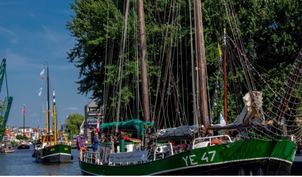 Grote historische schepen varen Leiden binnen.