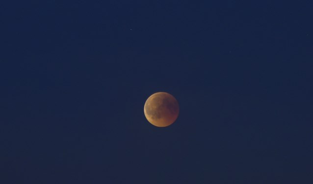 De bloedmaan liet zich toch nog even kort zien. | Foto Roelf Valkema