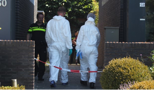 De forensische dienst van de politie doet onderzoek in en rond de tuin.