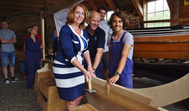 Burgemeester Carla Breuer van Teylingen legde de kiel voor de reconstructie van een 18de eeuws overnaads gebouwd boeijerjacht. Alexander de Vos zal de boeijer bouwen op de Klaas Hennepoelwerf in de polders van Poelgeest, op de grens van Oegstgeest. | Foto Willemien Timmers