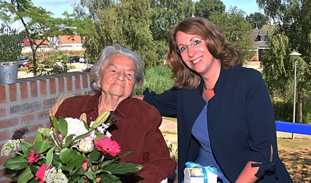 Burgemeester Carla Breuer feliciteert mevrouw Van Reisen met haar honderdste verjaardag. | Foto: PvK